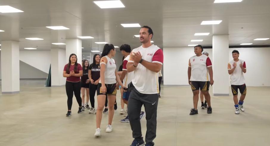 Entrenadores y deportistas de la Liga de Levantamiento de Pesas visitando el nuevo escenario de entrenamiento.