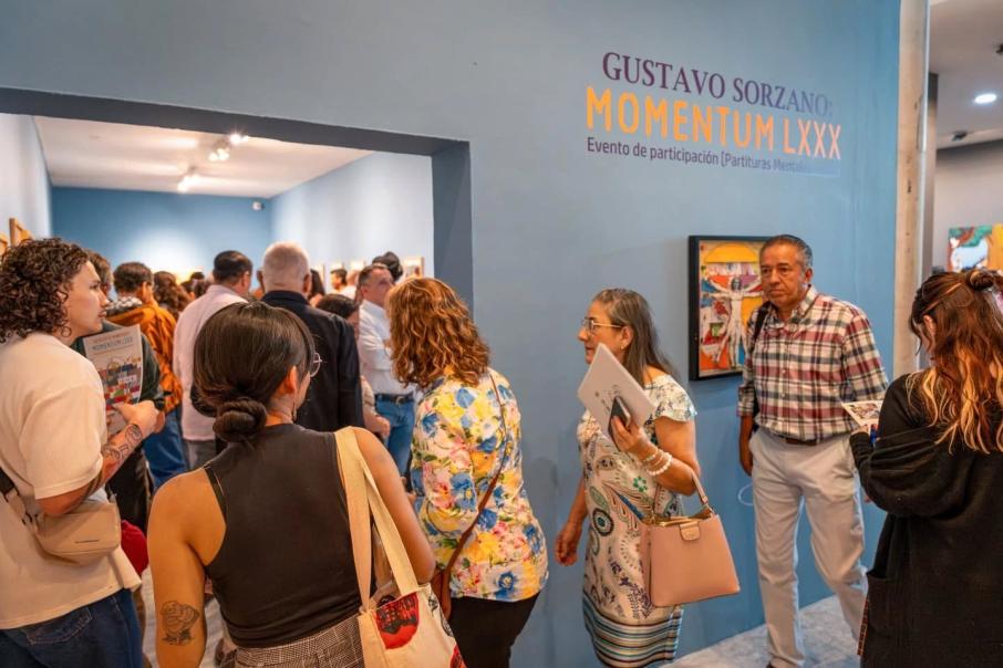 Personas ingresando a la exposición en el Museo de Arte de Tolima, MOMENTUM LXXX, del artista Gustavo Sorzano