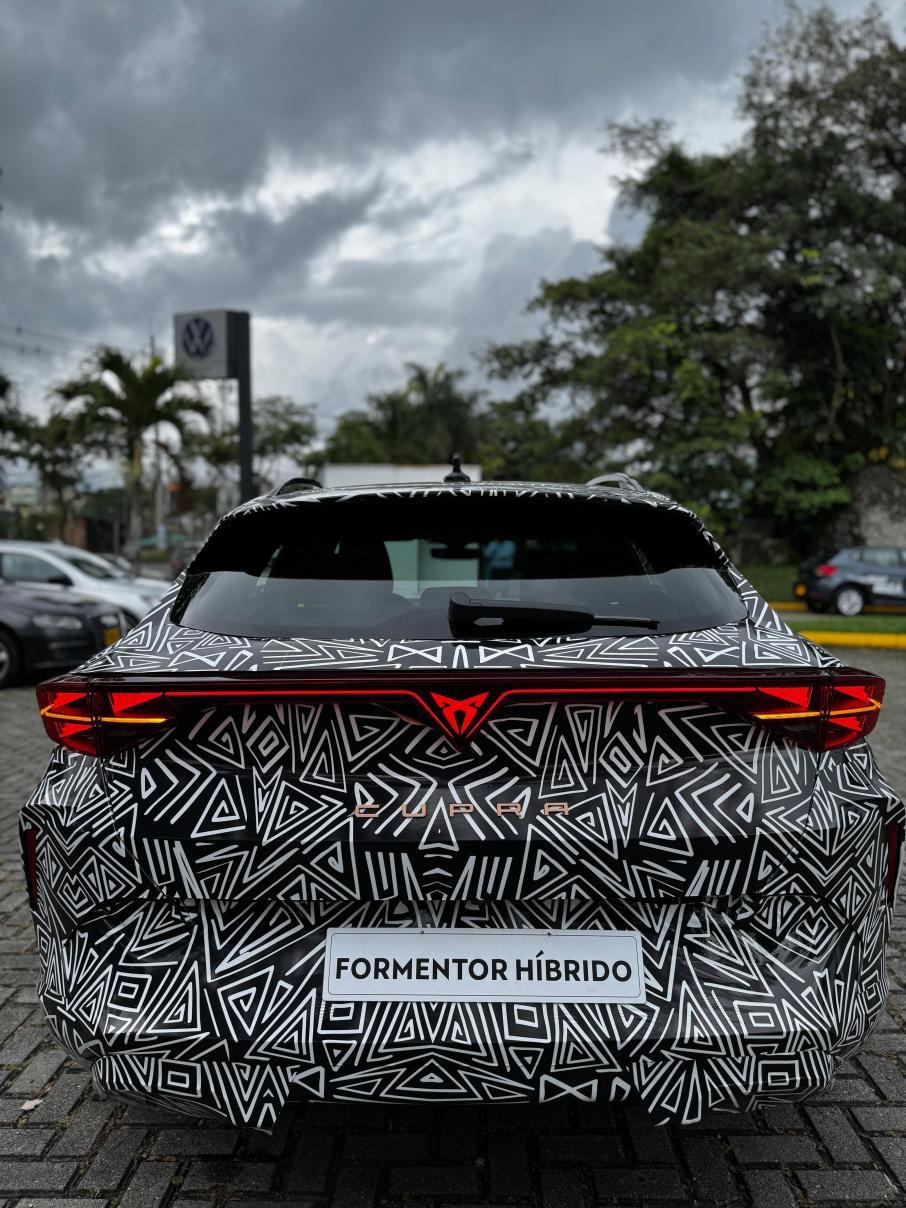Parte trasera de la nueva Cupra Formentor Híbrido 2026