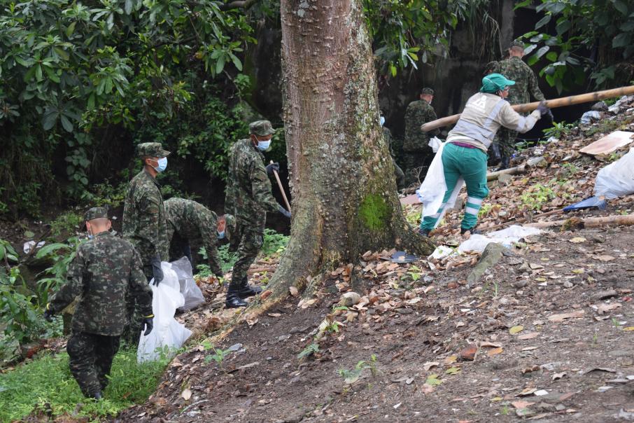 Personal del Ejército Nacional y de Interaseo participaron de la actividad de limpieza en el Hato de la Virgen en Ibagué