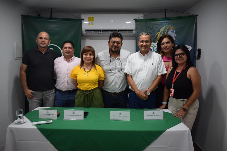 Consejo Directivo de Comfenalco Tolima con su actual directora y futuro director