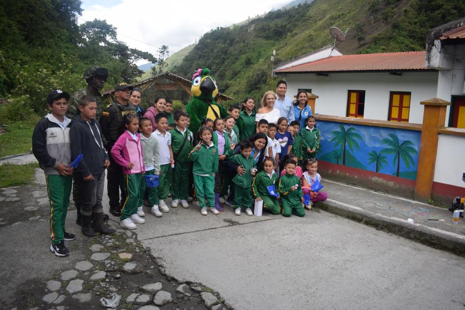Directora de Cortolima, Olga Lucía Alfonso con algunos estudiantes y docentes de la escuela en el corregimiento de Tocho en Ibagué