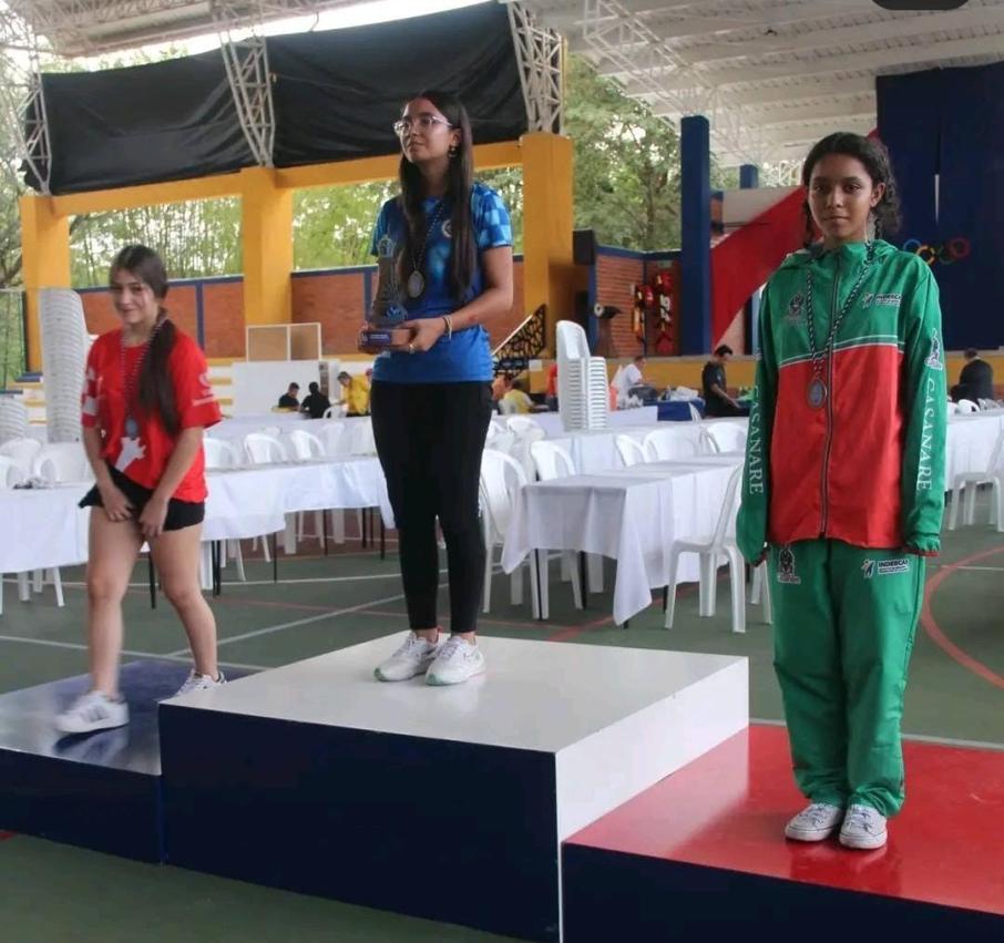 Thaliana Quevedo Bonilla en el podio en un certamen nacional