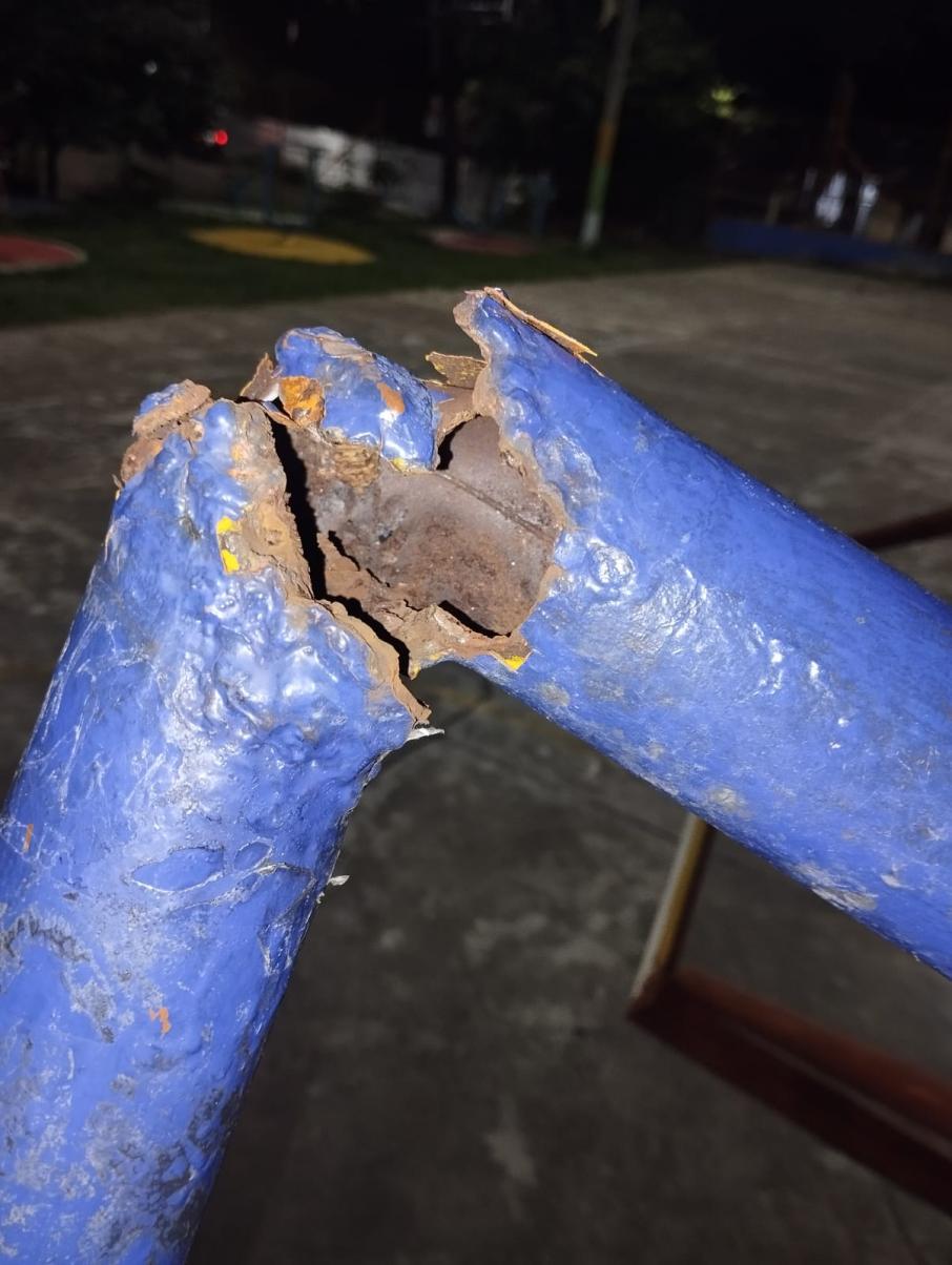 Deterioro en el polideprotivo.