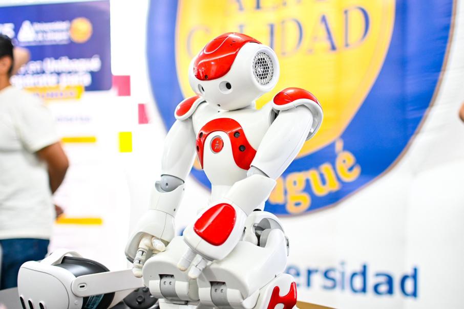 Prototipo de uno de los robots en Festech 2025