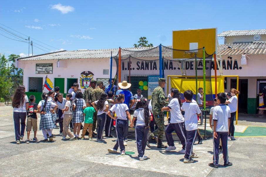 Los estudiantes también disfrutaron de un momento lúdico y divertido por parte del personal del Ejército Nacional