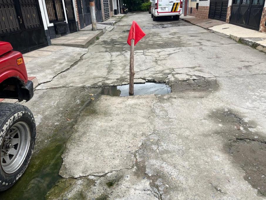 Problemas con aguas negras y malla vial en el sector. 