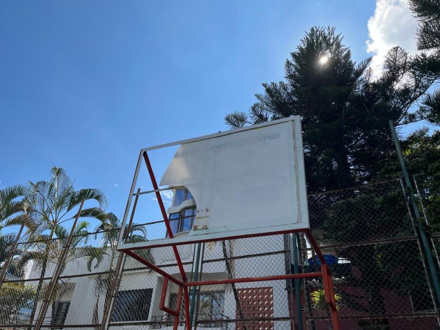 La comunidad denuncia el abandono de las canchas del sector. 