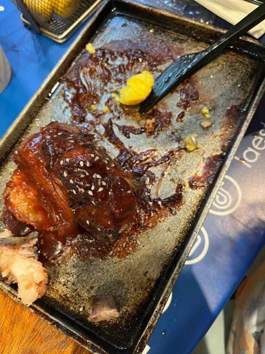 Tornillo en el plato de comida.