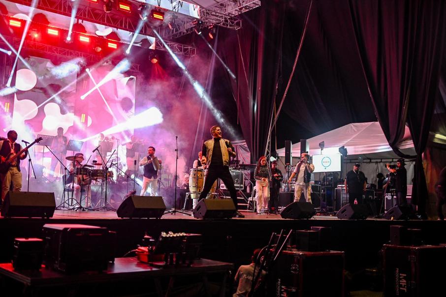 Eddy Herrera cantante que cantó en los 475 años de fundación de Ibagué.