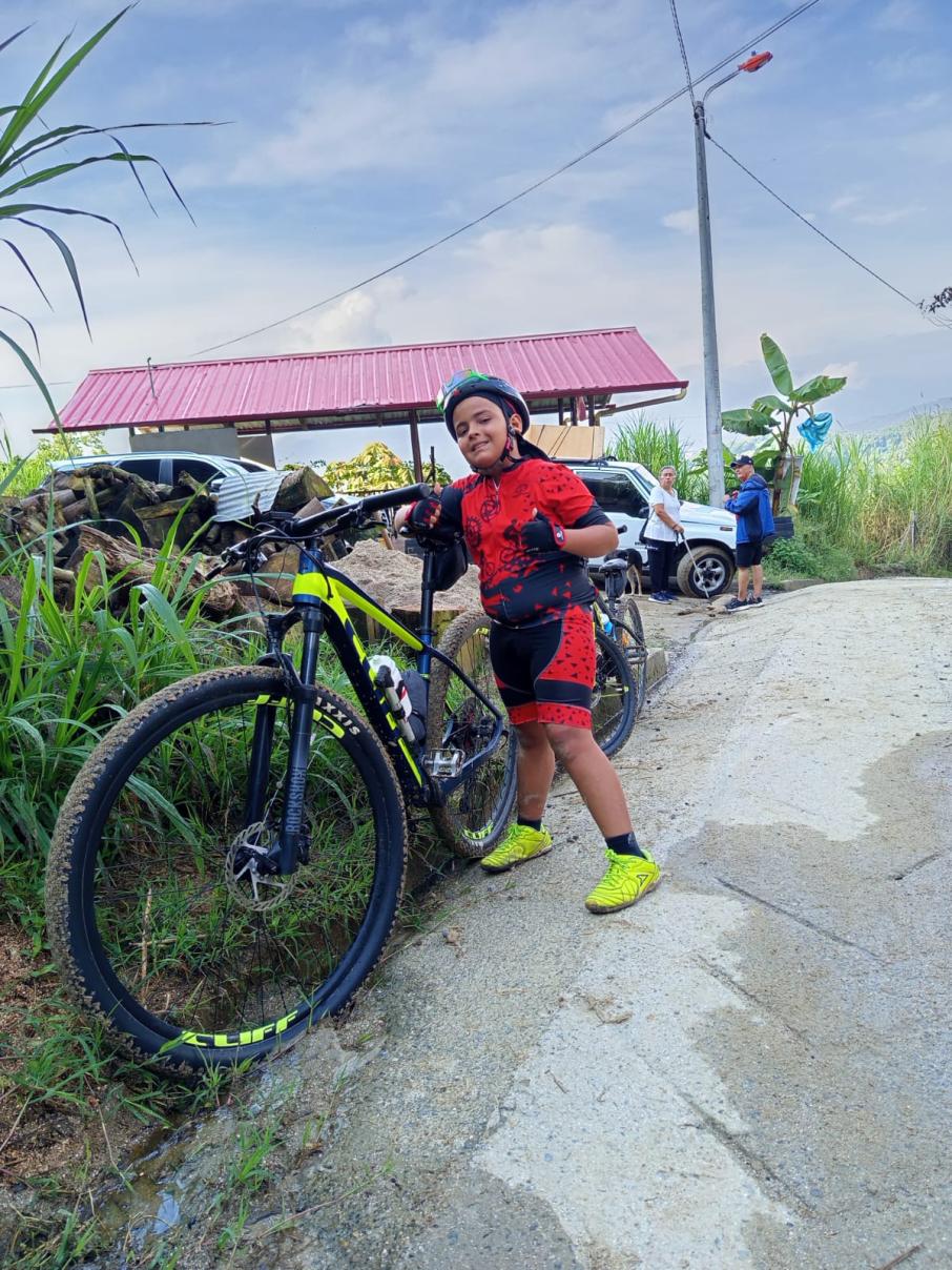 niño Samuel ciclista