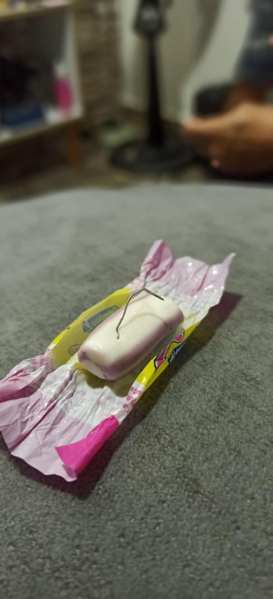 Dulce con objeto peligroso y metálico en su interior.