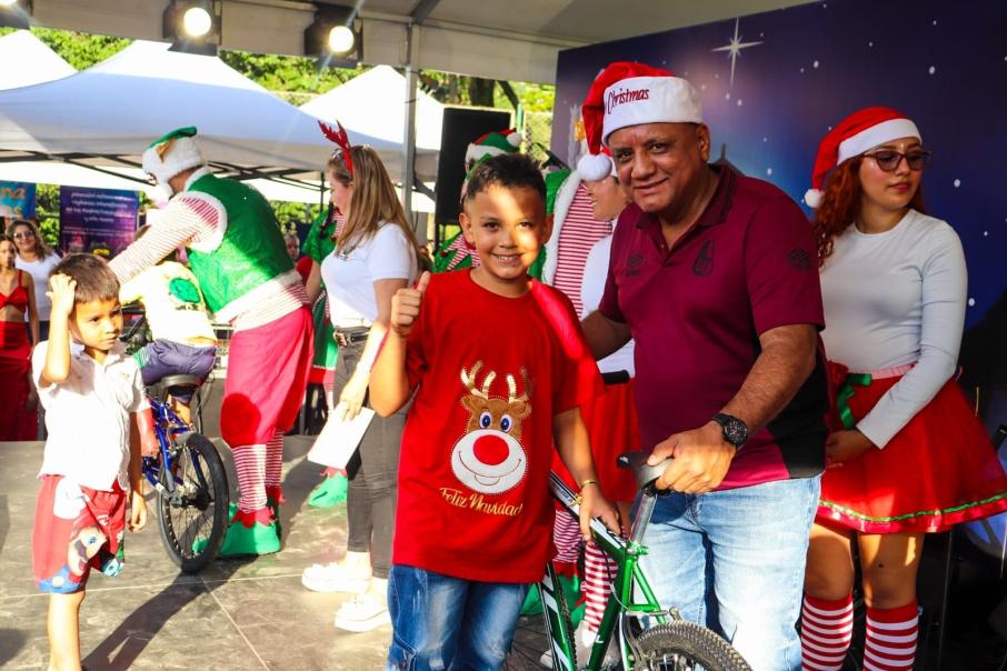 Entrega de regalos en novena de Navidad de Gobernación del Tolima