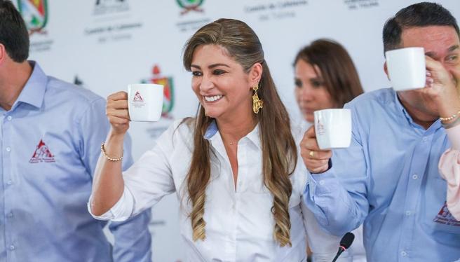 Adriana Magali Matiz con cafeteros 2024