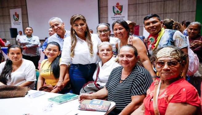 Adriana Magali Matiz 2024 abril 19 con indígenas