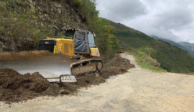 Maquinaria amarilla trabajando 2024 abril