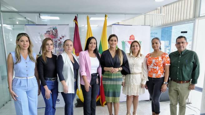 Adriana Magali Matiz con gerentes de hospitales 2024