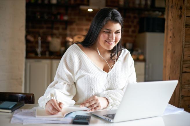 Persona frente a un computador