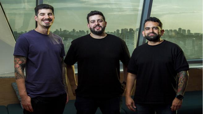 Rodrigo Rodrígues, de brasuil, Juan José Behrend, de Uruguay y Carlos Marín de Colombia, creadoras de Akua.