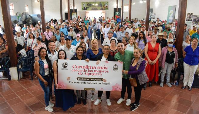 Directora de Cortolima, Olga Lucía Alfonso con habitantes de Alpujarra