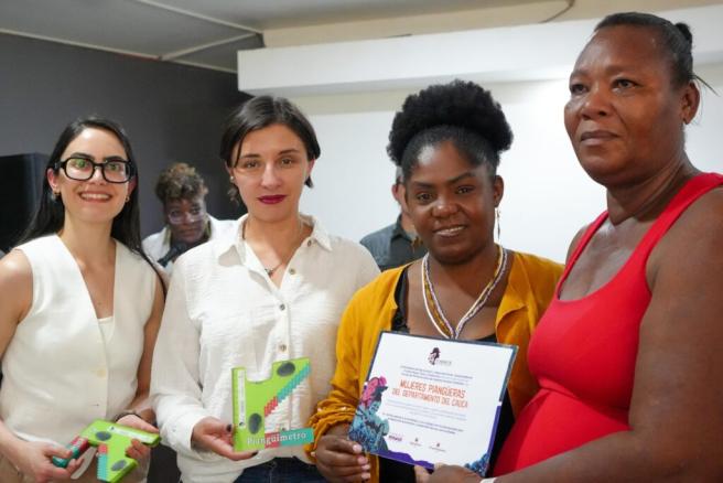 : María Fernanda Reyes Roa, Directora Ejecutiva del Fondo Mujer de la Vicepresidencia, Martha Viviana Carvajalino Villegas, Ministra de Agricultura y Desarrollo Rural de Colombia, Francia Elena Márquez Mina, Vicepresidenta de la República de Colombia, Luz Mary Sinisterra, beneficiaria del Fondo Mujer Libre y Productiva de la Vicepresidencia.