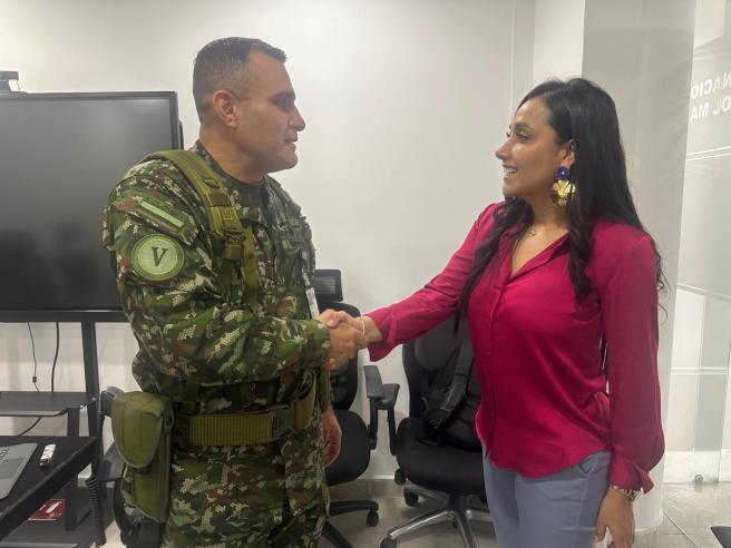 Katherine Rengifo secretaria de Salud el Tolima junto a la Fuerza Pública