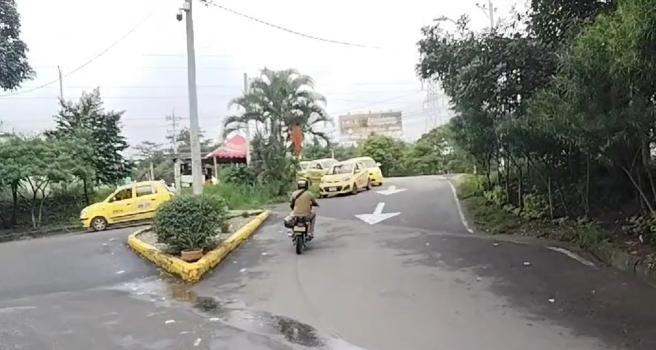 moteros en contravía en el sector La Samaria