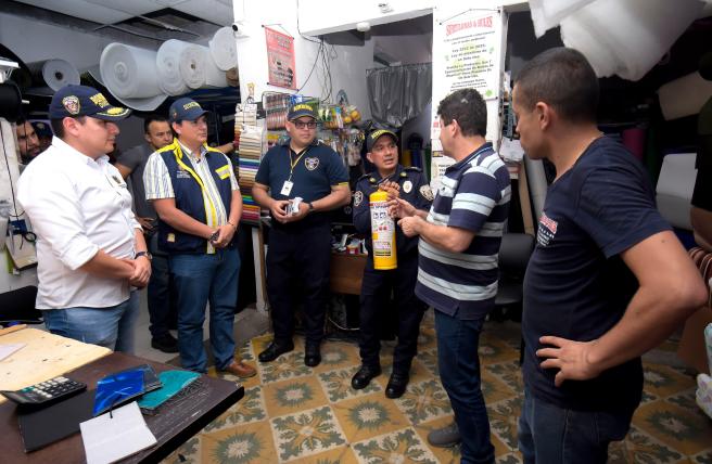 capacitación a comerciantes de la calle 16 entre carrera Cuarta y Quinta
