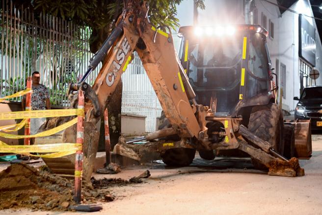 Maquinaria amarilla en la calle 42 entre carrera Quinta y Sexta