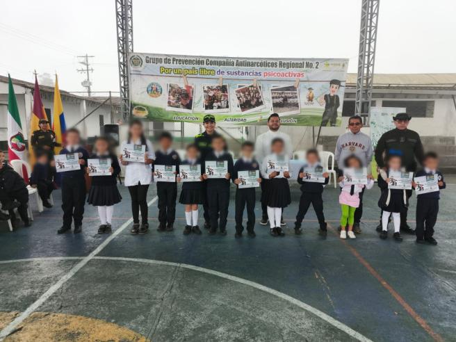  “Dame esos cinco por la vida”: estudiantes de Herveo recibieron formación antidrogas de la Policía Nacional