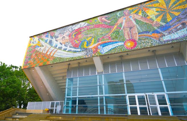 Fachada del coliseo de la 42 con Quinta