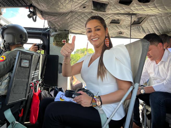 Gobernadora del Tolima, Adriana Magali Matiz, en un helicóptero.