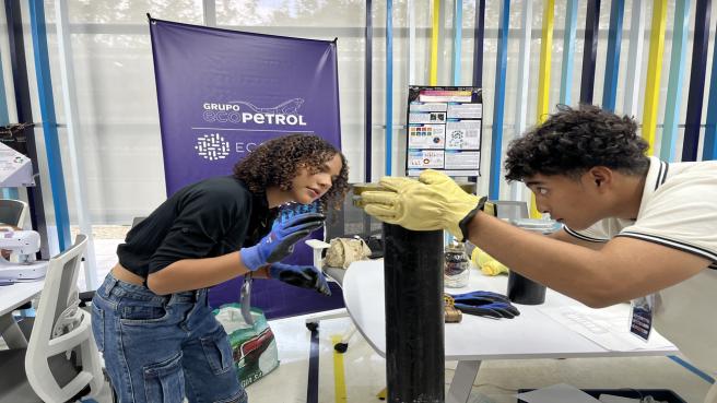 Esta iniciativa proporciona capacitaciones, asesoría técnica y acceso a espacios físicos para el desarrollo de los proyectos.