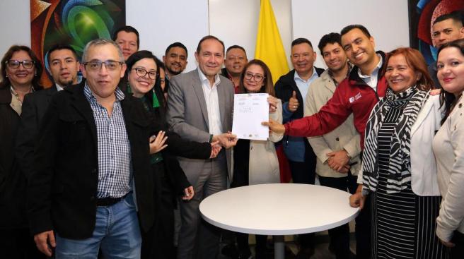 El ministro de Trabajo, Antonio Sanguino, firmó acuerdo con sindicatos estatales.