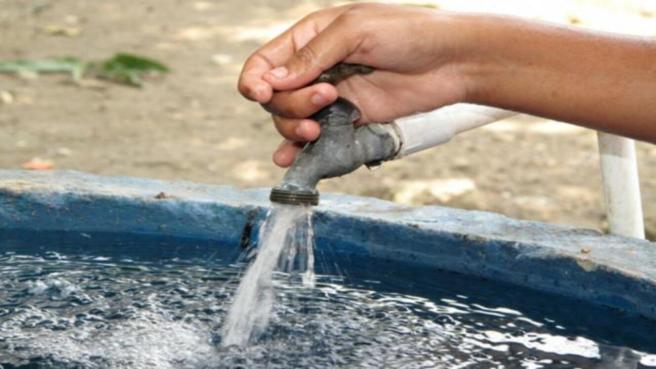 "Los prestadores están obligados a “suministrar agua potable con Índice de Riesgo de Calidad del Agua para consumo humano, IRCA, entre (0 y 5%)” y “mantener índices de continuidad del servicio de acueducto satisfactorio o suficiente entre 18 y 24 horas.