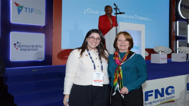  Laura Díaz Zea, líder de Impacto Social para Bancos de UNEP FI. y María Clara Hoyos, presidenta de Asomicrofinanzas.