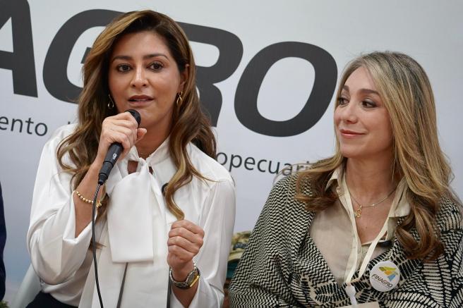 La gobernadora Adriana Matiz y la presidenta de Finagro, Alexandra Restrepo.