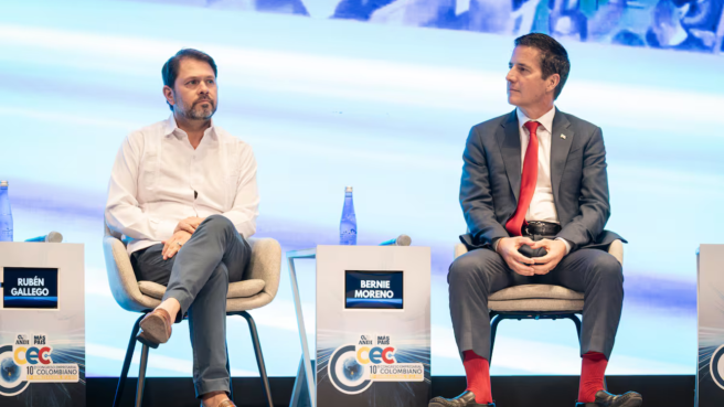 Rubén Gallego y Bernie Moreno, congresistas de EE.UU.