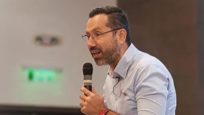 El hasta hoy mandatario incurrió en doble militancia.