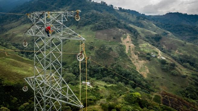 Se busca modernizar y ampliar la infraestructura energética en Colombia, garantizando el suministro de energía para hogares, industrias y empresas en todo territorio nacional.