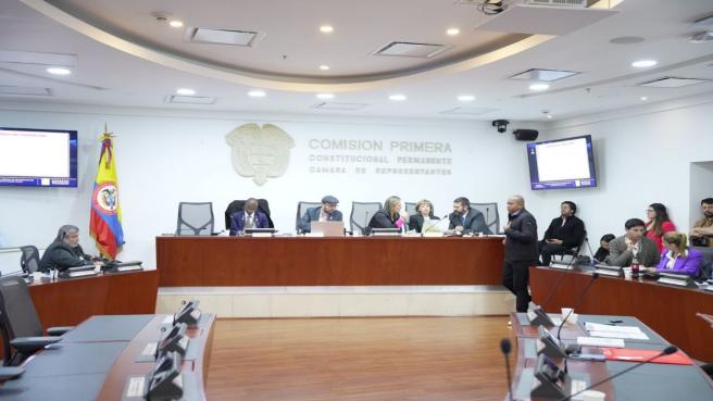 Avanza proyecto de ley que impone multas a la clumnia y la injuria.