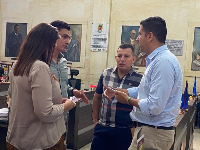 Concejales dialogando la solicitud. 