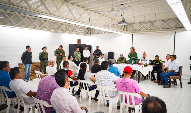 Encuentro entre las autoridades. 