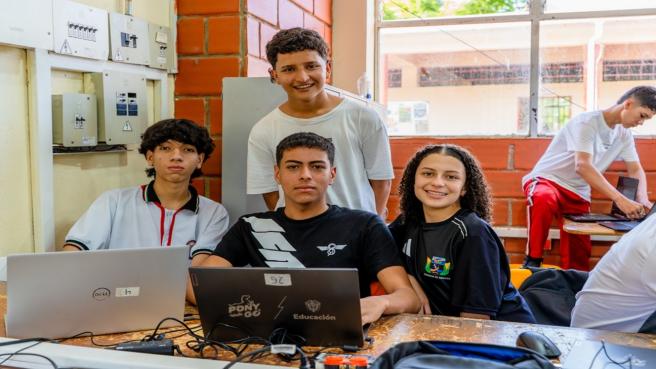 Las instituciones educativas reciben computadores portátiles y de escritorio, muebles para su almacenamiento y uso seguro, así como capacitaciones a docentes en el uso pedagógico de la tecnología.