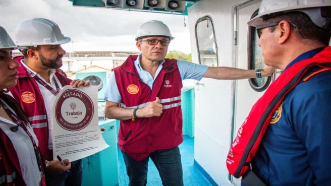 En el operativo en la atunera Van Camp's el ministro de Trabajo, Antonio Sanguino aseguró que "los trabajadores no cuentan con pasaportes y documentos en regla, lo que podría indicar que existe violación de las normas migratorias"