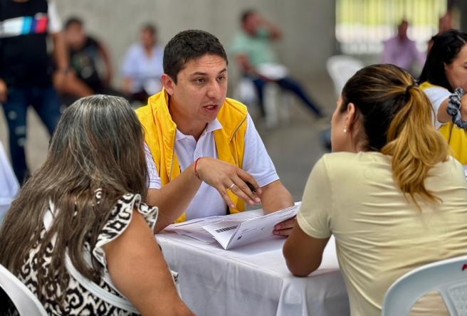 Más de 300 cartas de indemnización fueron entregadas a familias víctimas del conflicto armado en Ibagué.