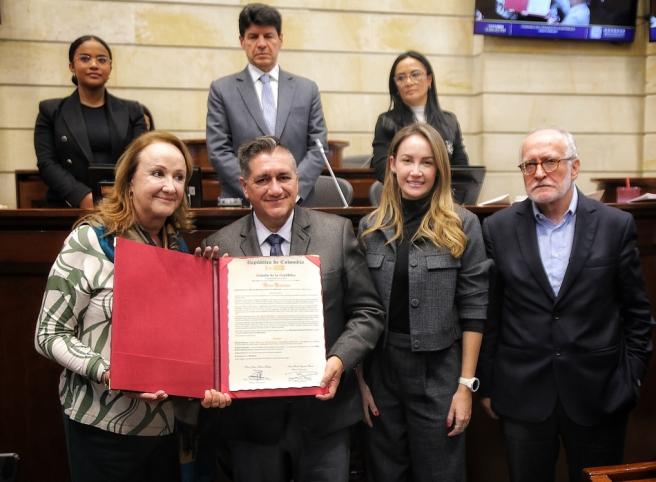 El Senado de la República conmemoró los 40 años de la tragedia de Armero, un episodio que estremeció al país y dejó más de 25 mil víctimas. Durante el acto, se hizo un llamado a preservar la memoria y cumplir los compromisos del Estado frente a la gestión del riesgo.