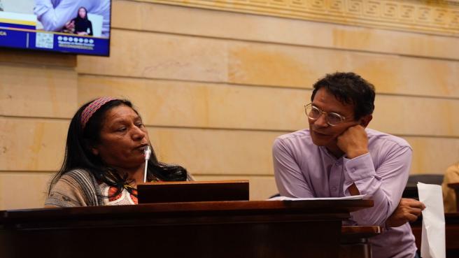 Los senadores Aida Quilcué y Albero Benavides en eñl debate de la Justicia Indígena.