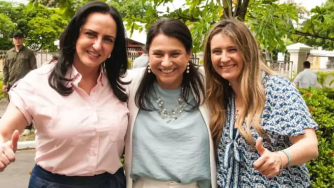 Las senadoras María Fernanda Cabal, Paola Holguín y Paloma Valencia luchan por la candidura presidencial del Centro Democrático.