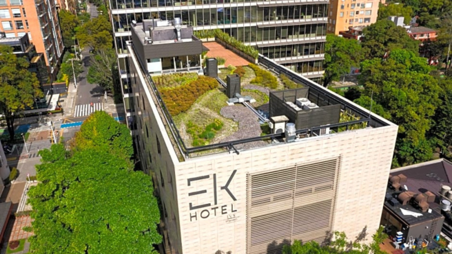 La certificación de sus 10 operaciones hoteleras de las marcas EK, bh y be, bajo la estricta norma internacional ISO 21401 – Sistemas de gestión de sostenibilidad para alojamientos turísticos. 